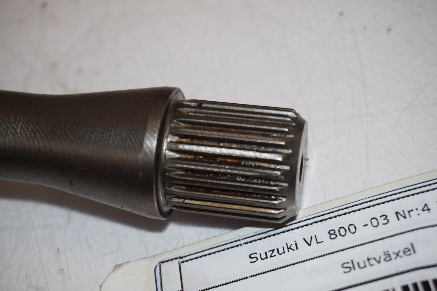Snett uppifrån på Slutväxel från en Suzuki VL 800 -2003 motorcykel.