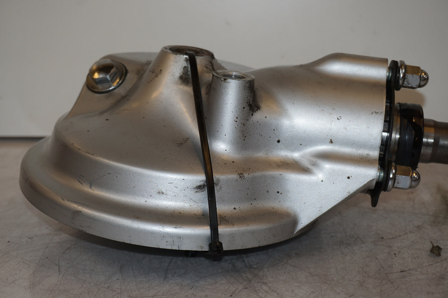 Snett nerifrån på Slutväxel från en Suzuki VL 800 -2003 motorcykel.