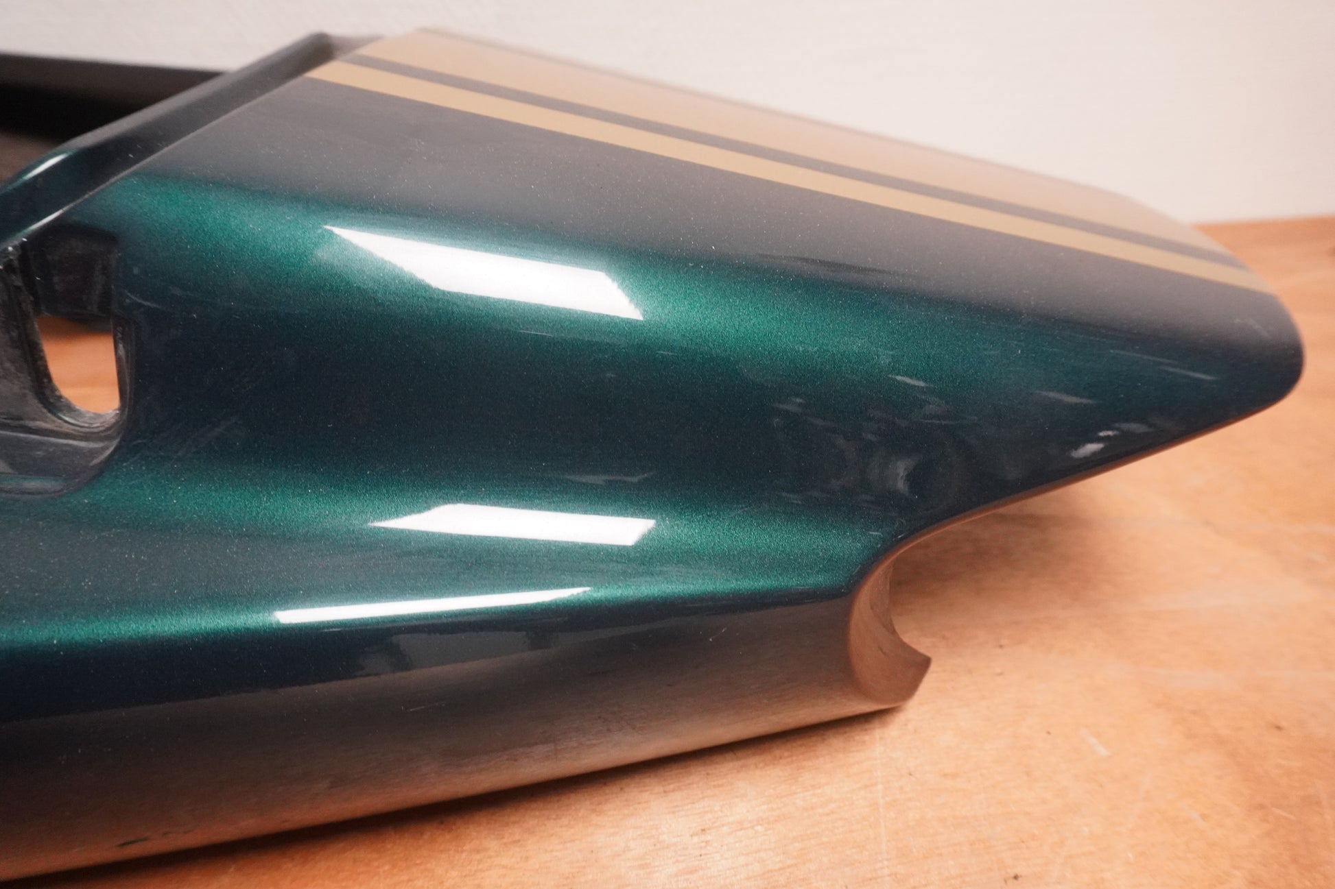 Snett nerifrån på Bakvinge från en Yamaha XJR 1300 -1999 motorcykel.