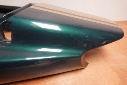 Snett nerifrån på Bakvinge från en Yamaha XJR 1300 -1999 motorcykel.