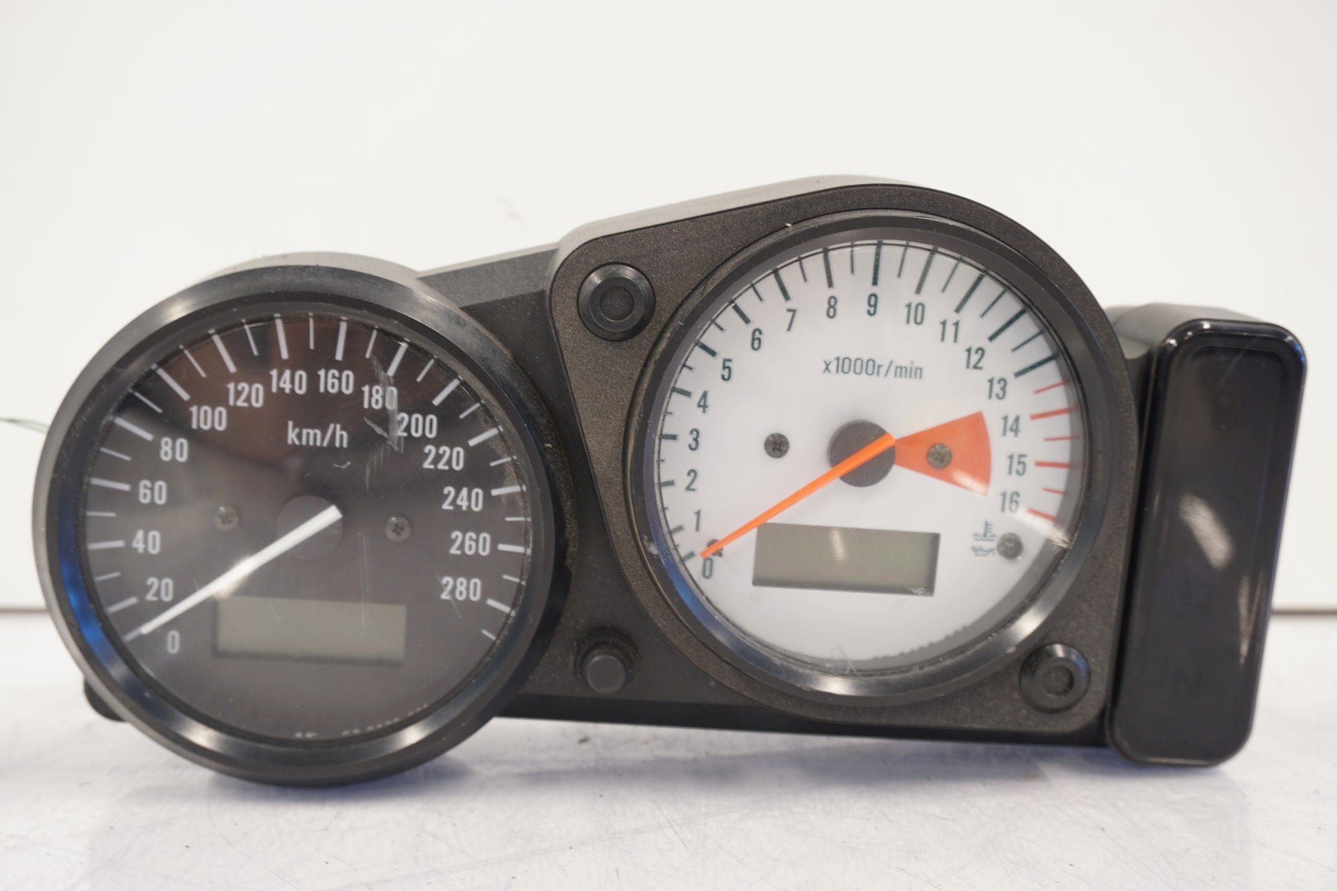 Framsidan på Instrumentpanel från en Suzuki GSX-R 600 -2000 motorcykel.