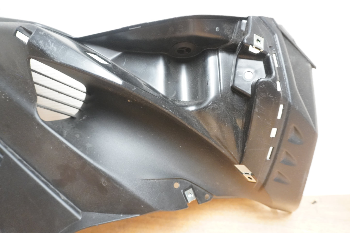 Baksidan på Sidkåpa från en Yamaha MT-07 Tracer -2016 motorcykel.