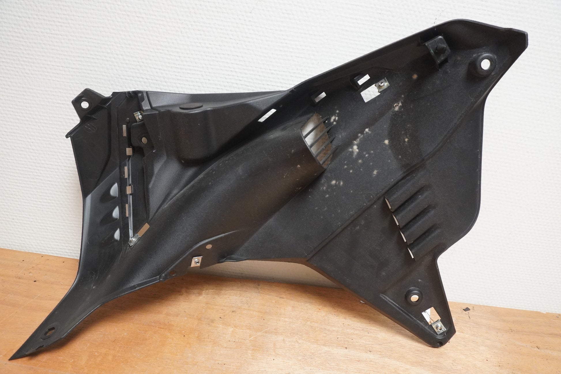 Vänster sida på Sidkåpa från en Yamaha MT-07 Tracer -2016 motorcykel.