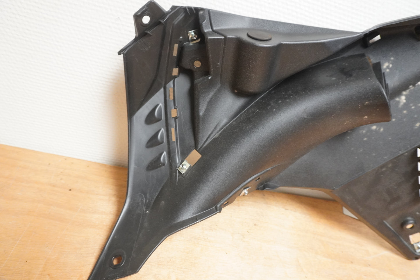 Snett uppifrån på Sidkåpa från en Yamaha MT-07 Tracer -2016 motorcykel.