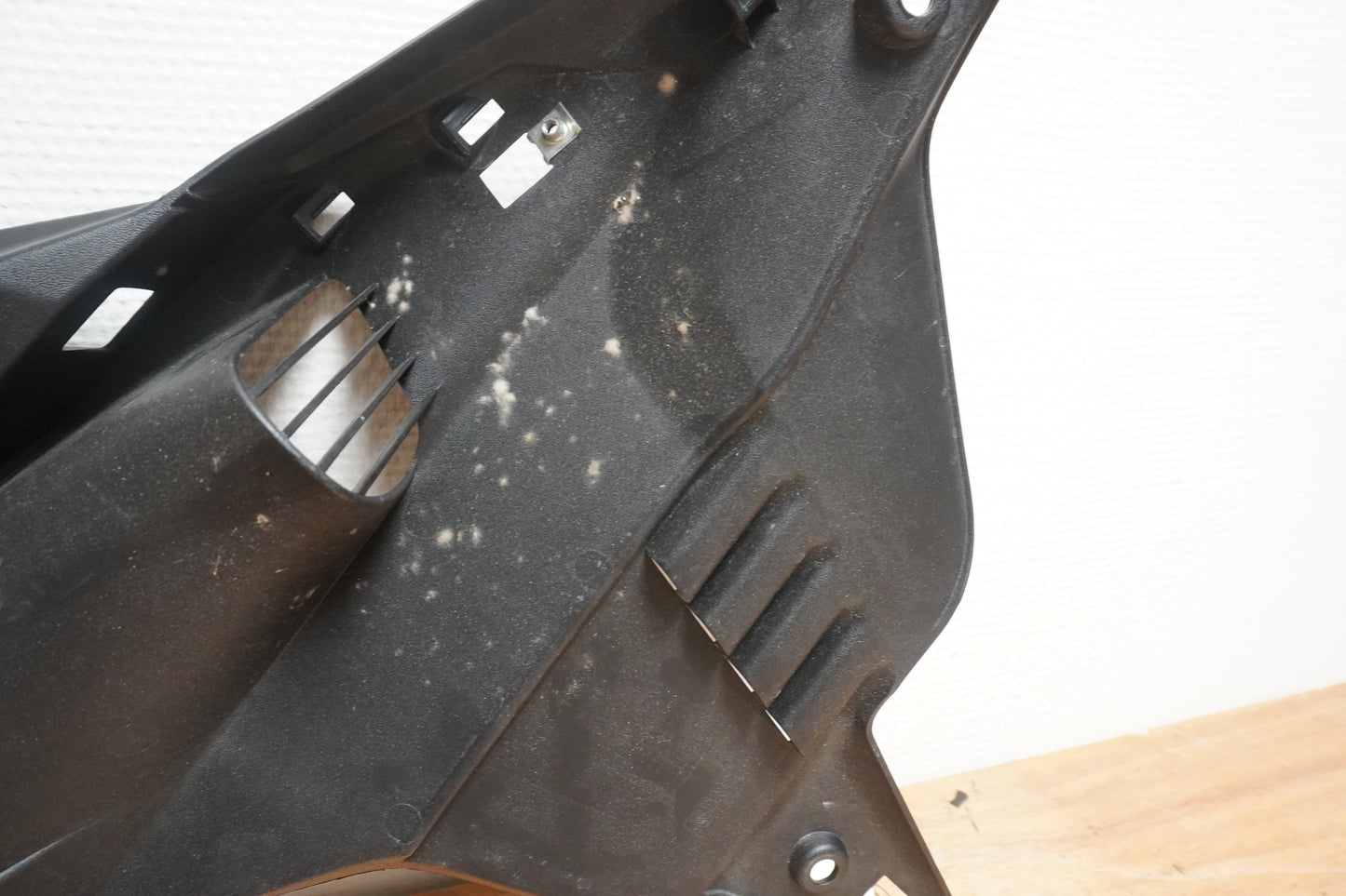 Snett nerifrån på Sidkåpa från en Yamaha MT-07 Tracer -2016 motorcykel.