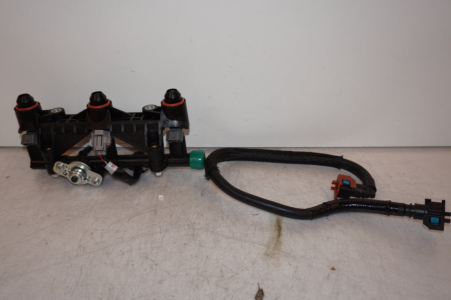 Framsidan på Fuel Rail från en Yamaha MT-09 Tracer -2016 motorcykel.