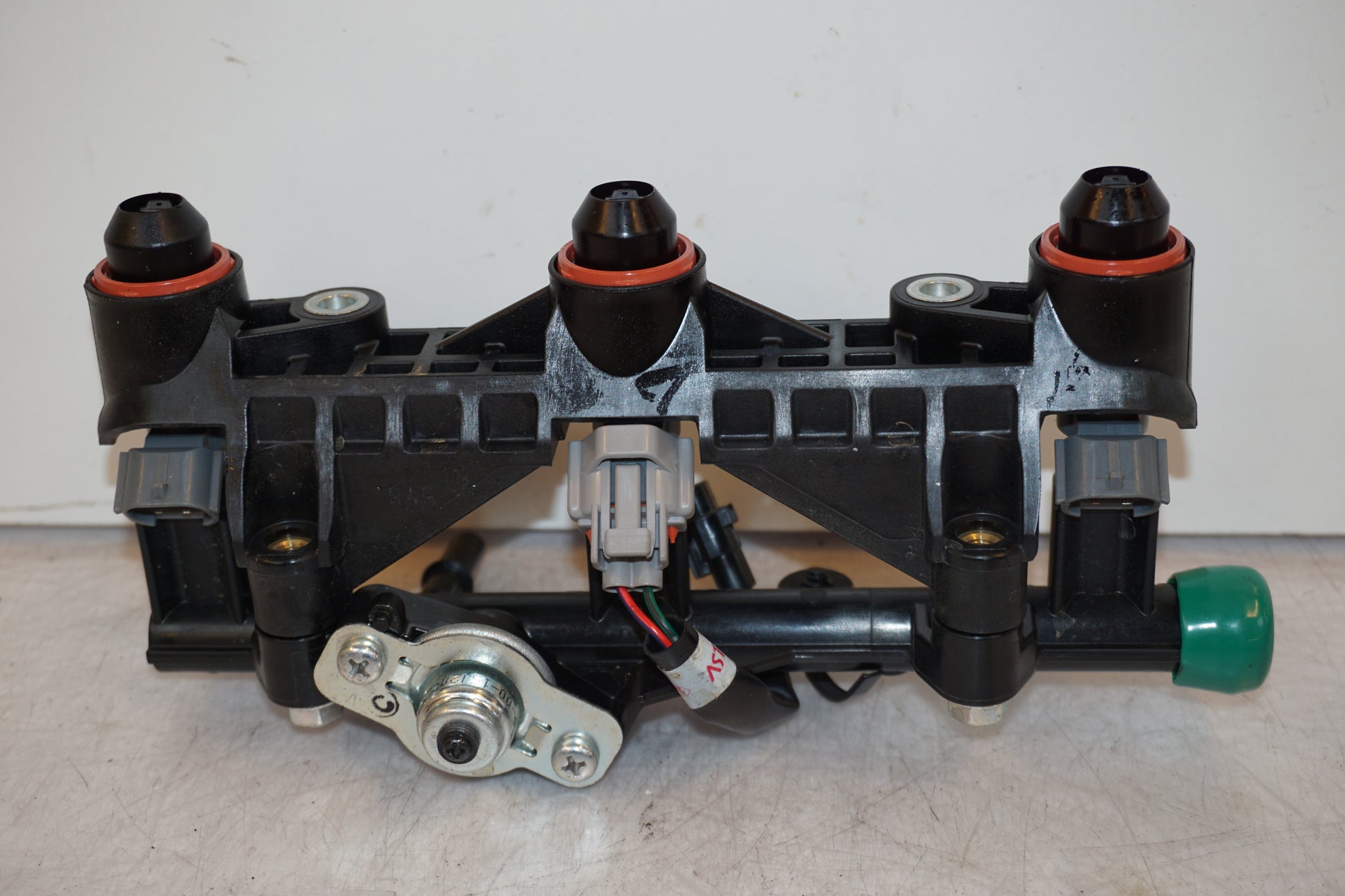 Baksidan på Fuel Rail från en Yamaha MT-09 Tracer -2016 motorcykel.