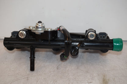 Höger sida på Fuel Rail från en Yamaha MT-09 Tracer -2016 motorcykel.