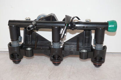 Vänster sida på Fuel Rail från en Yamaha MT-09 Tracer -2016 motorcykel.