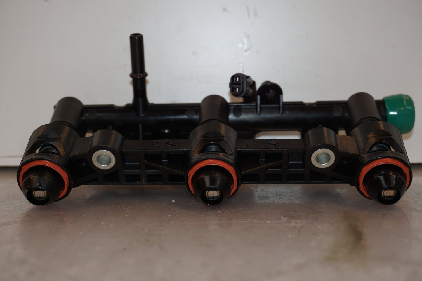 Snett uppifrån på Fuel Rail från en Yamaha MT-09 Tracer -2016 motorcykel.