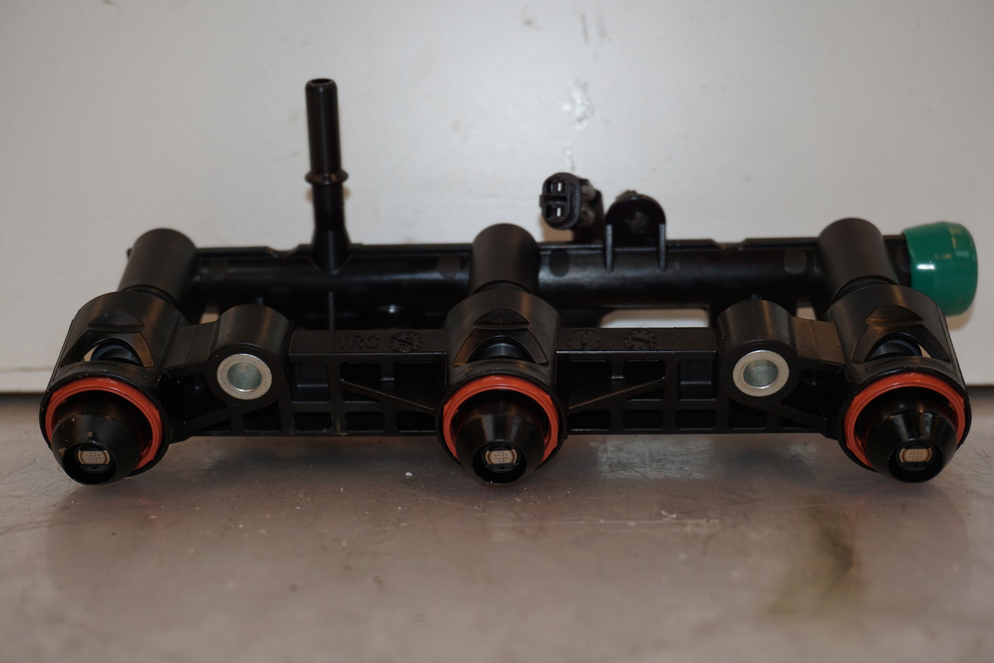 Snett uppifrån på Fuel Rail från en Yamaha MT-09 Tracer -2016 motorcykel.