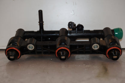 Snett uppifrån på Fuel Rail från en Yamaha MT-09 Tracer -2016 motorcykel.