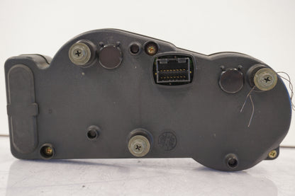 Snett nerifrån på Instrumentpanel från en Suzuki GSX-R 600 -1999 motorcykel.