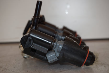 Snett nerifrån på Fuel Rail från en Yamaha MT-09 Tracer -2016 motorcykel.