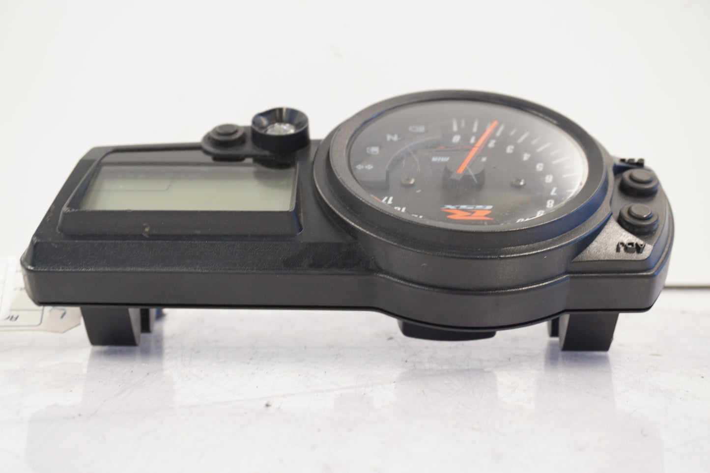 Vänster sida på Instrumentpanel från en Suzuki GSX-R 600 -2004 motorcykel.