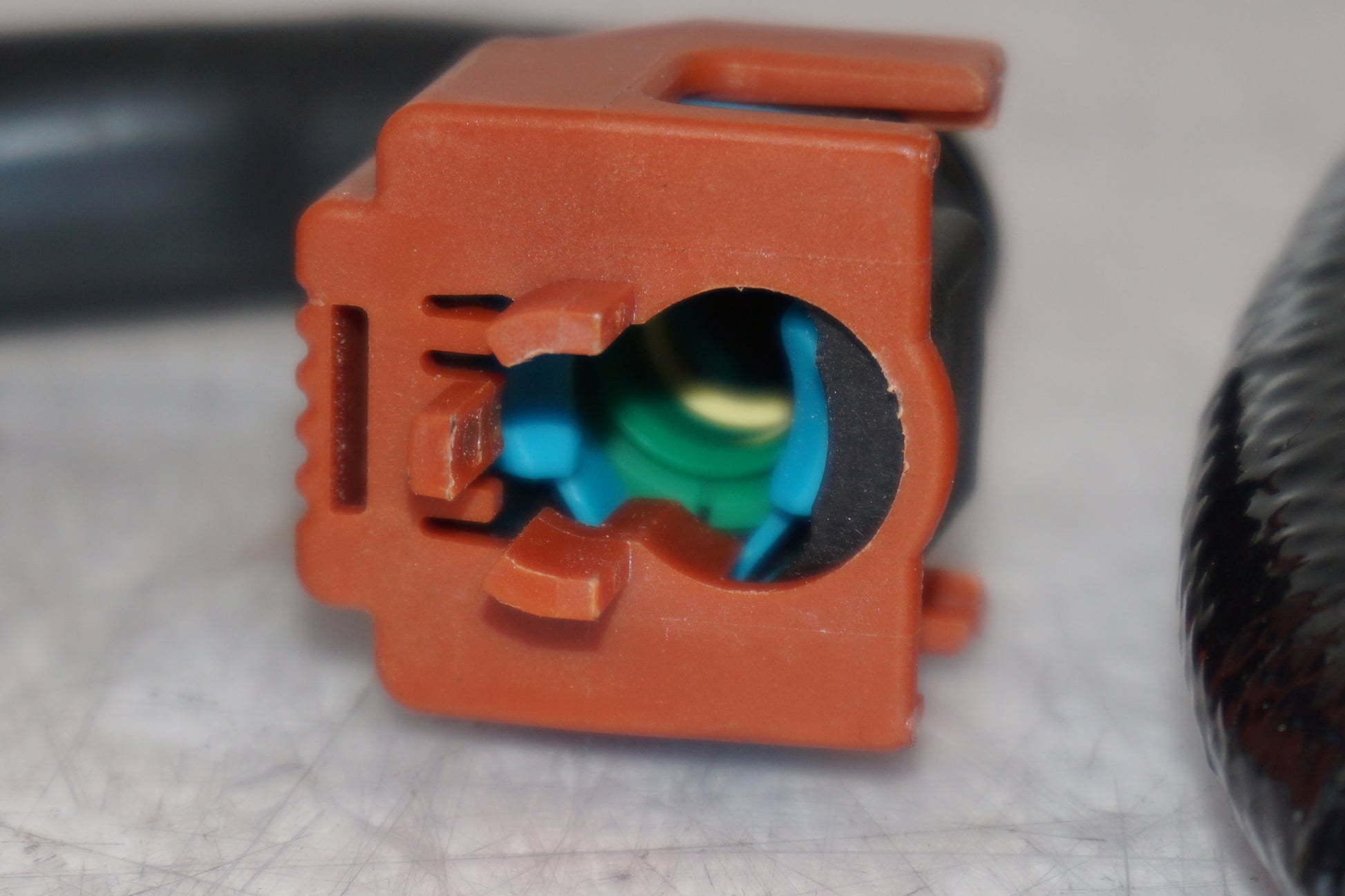 Extrabild6 på Fuel Rail från en Yamaha MT-09 Tracer -2016 motorcykel.