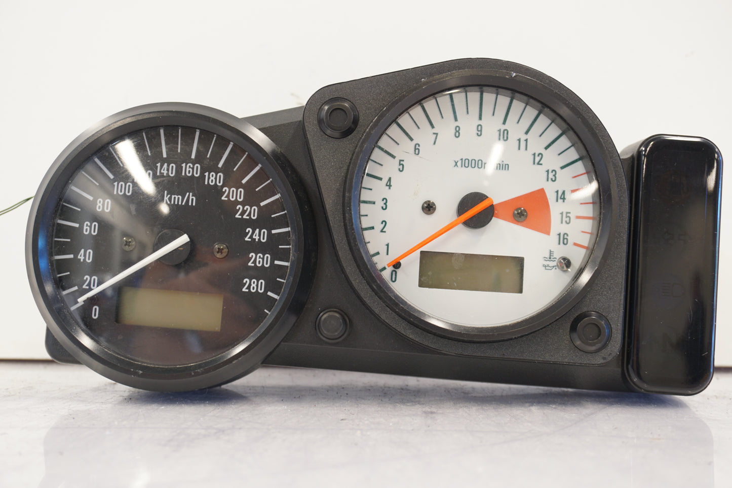 Framsidan på Instrumentpanel från en Suzuki GSX-R 600 -1997 motorcykel.