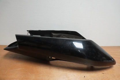 Snett nerifrån på Bakvinge från en Yamaha XJR 1300 -1999 motorcykel.