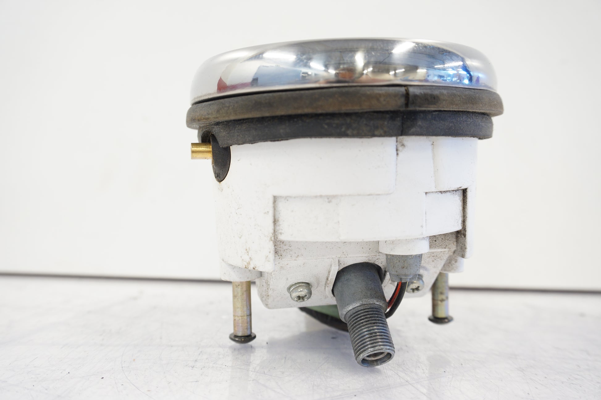 Baksidan på Hastighetsmätare från en Kawasaki VN 800 -1999 motorcykel.