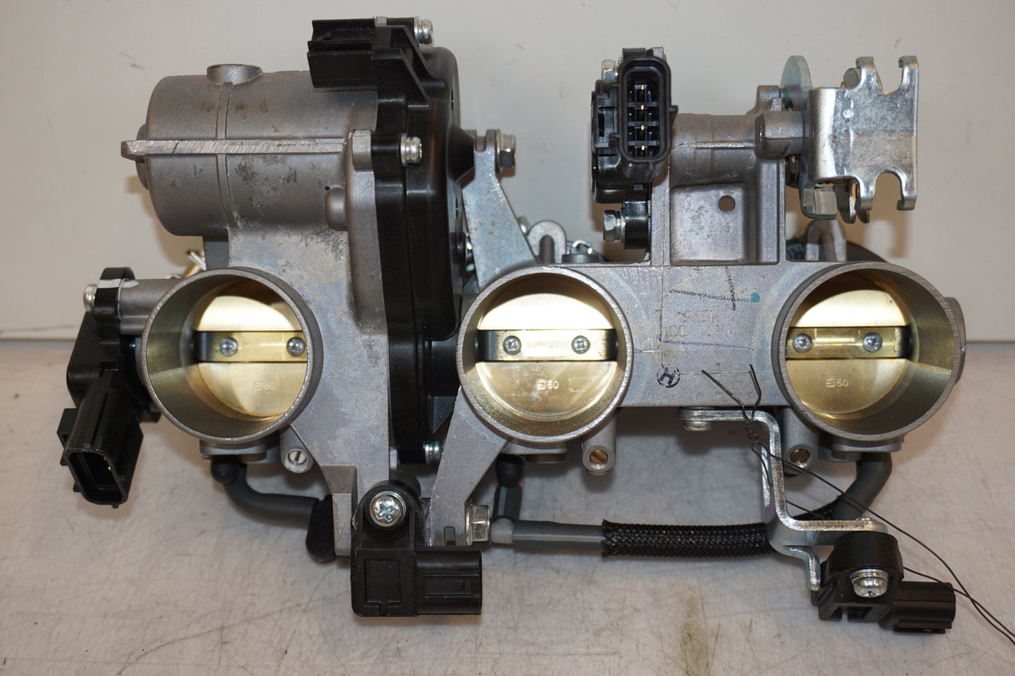 Framsidan på Spjällhus från en Yamaha MT-09 Tracer -2016 motorcykel.