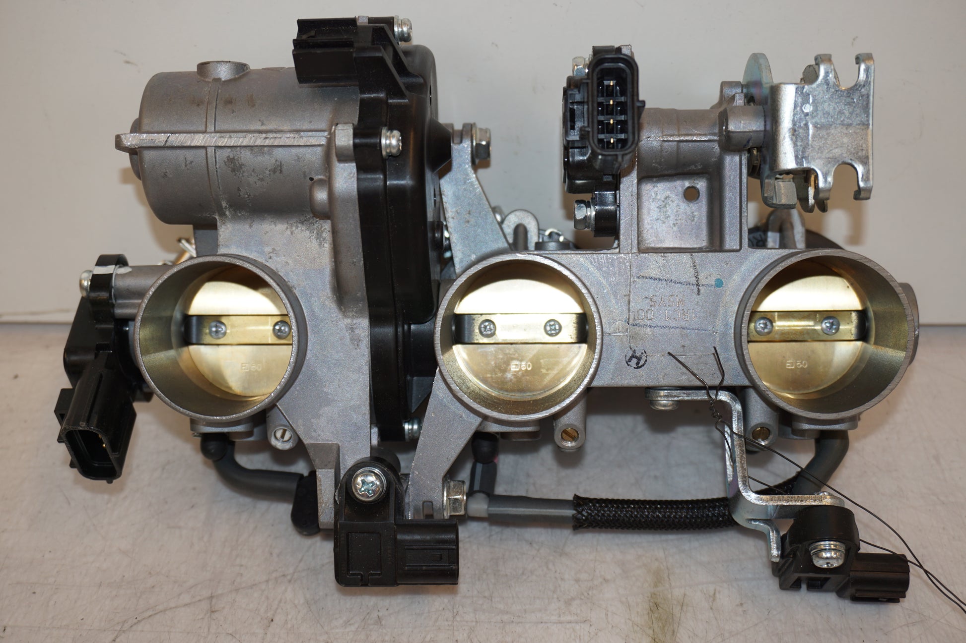 Framsidan på Spjällhus från en Yamaha MT-09 Tracer -2016 motorcykel.