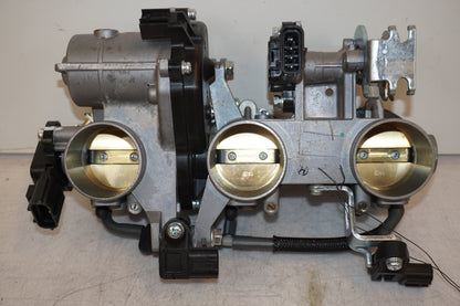 Framsidan på Spjällhus från en Yamaha MT-09 Tracer -2016 motorcykel.