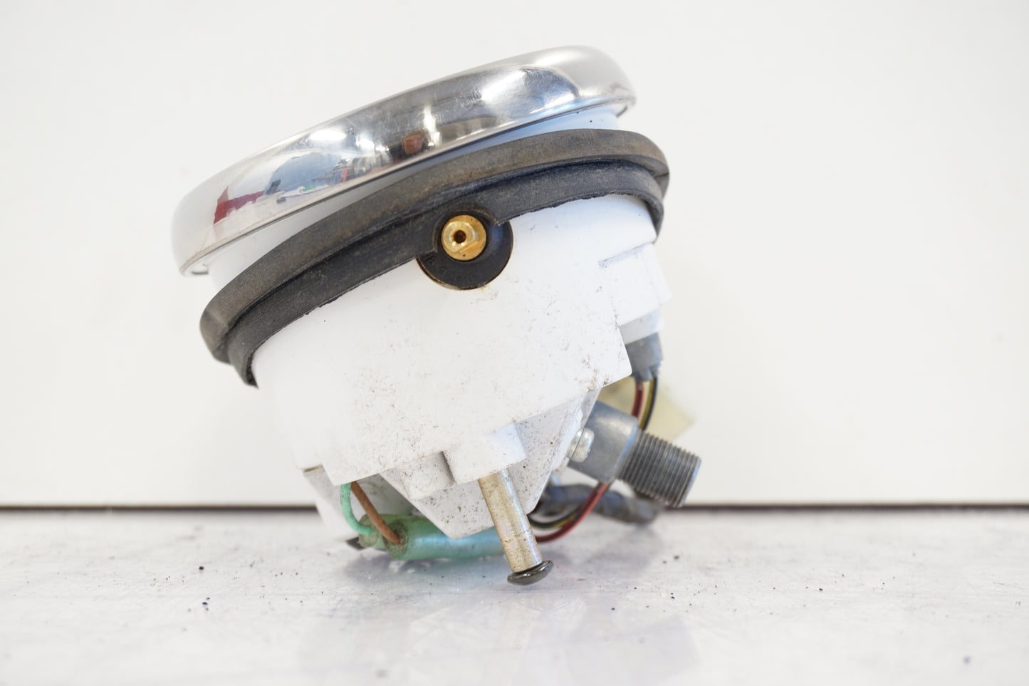 Snett uppifrån på Hastighetsmätare från en Kawasaki VN 800 -1999 motorcykel.