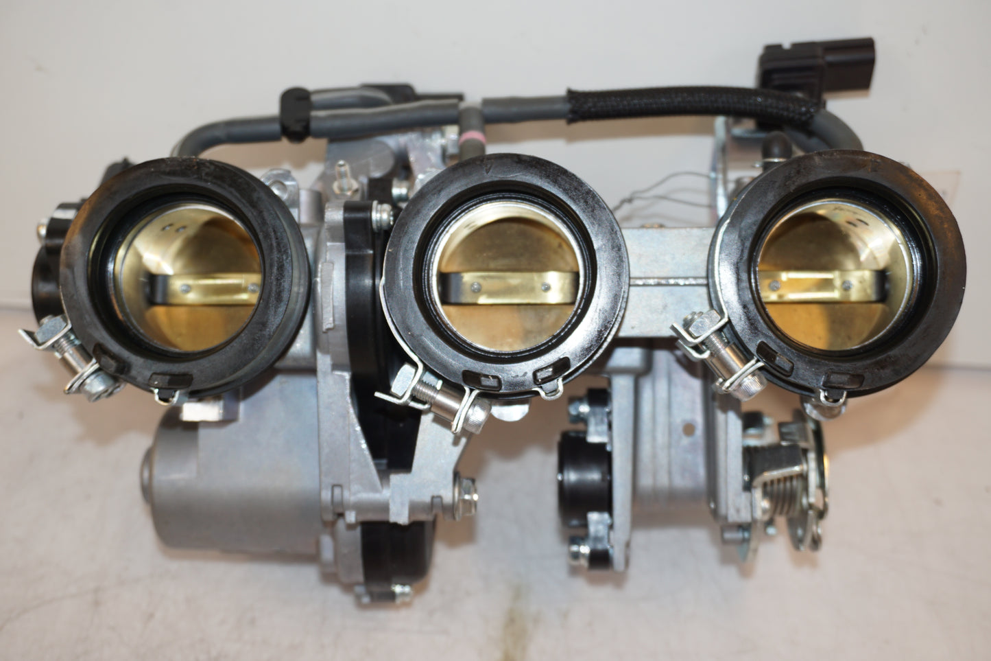 Höger sida på Spjällhus från en Yamaha MT-09 Tracer -2016 motorcykel.