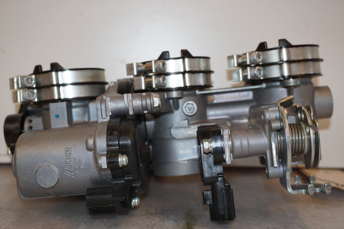 Vänster sida på Spjällhus från en Yamaha MT-09 Tracer -2016 motorcykel.