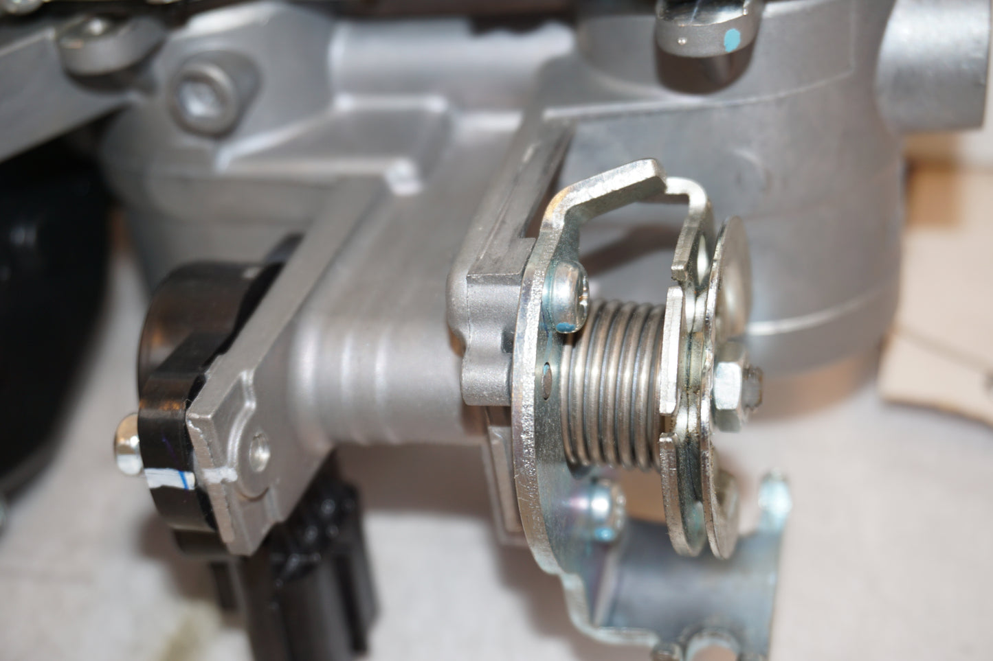 Snett uppifrån på Spjällhus från en Yamaha MT-09 Tracer -2016 motorcykel.