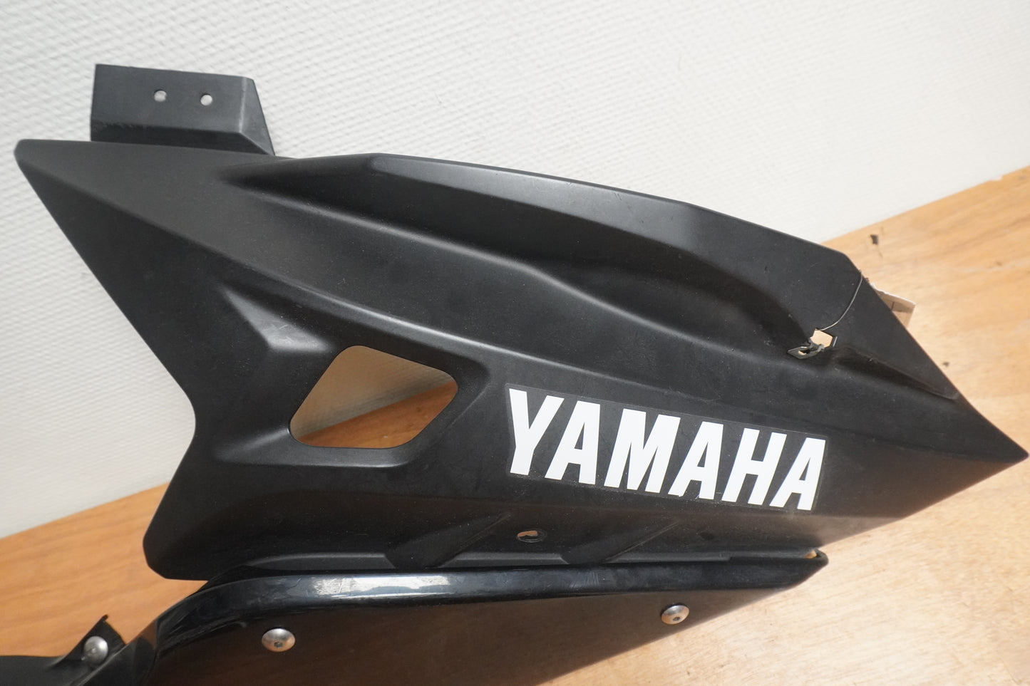 Baksidan på Magkåpa från en Yamaha YZF-R 125 -2009 motorcykel.