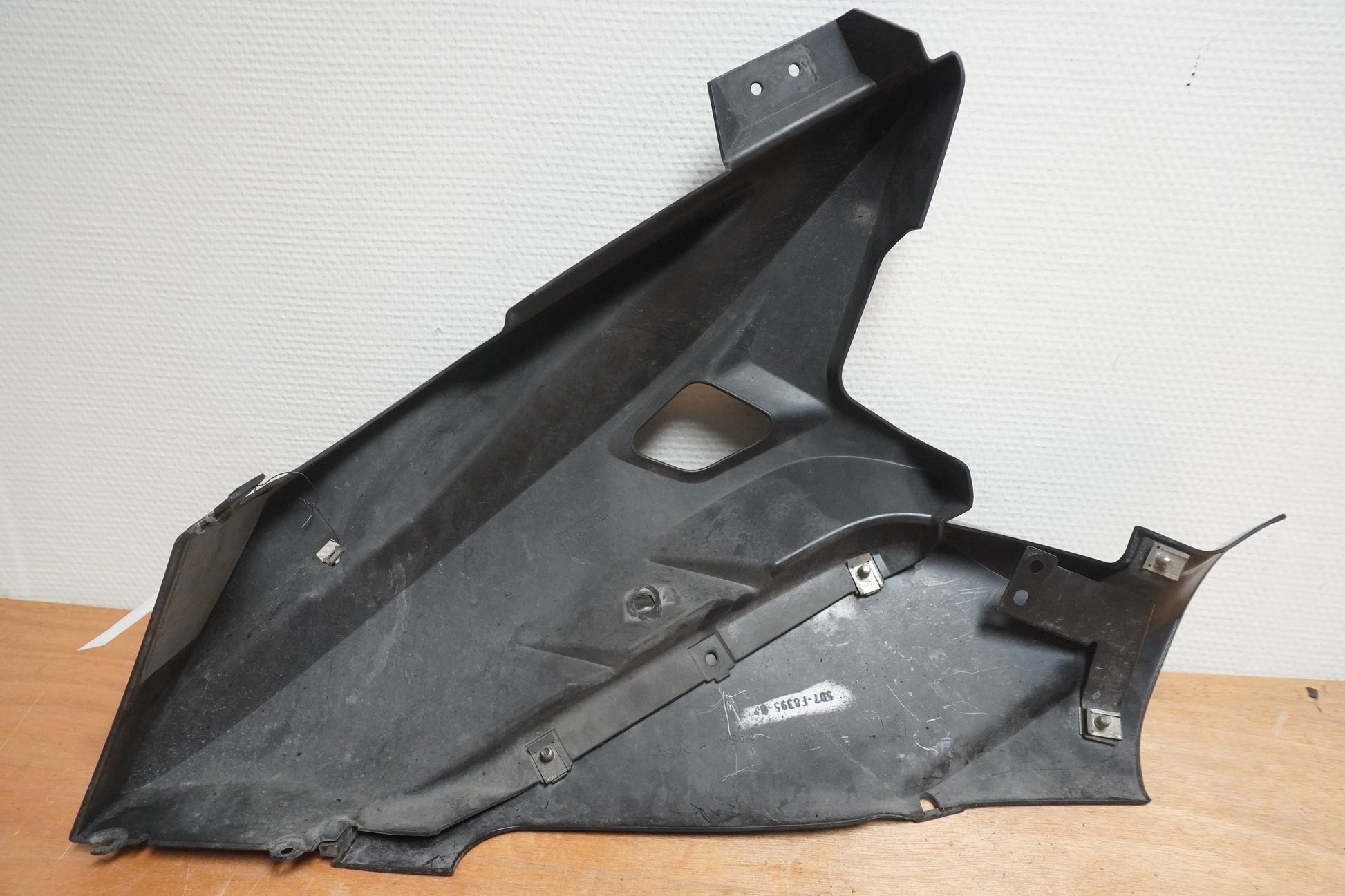 Snett nerifrån på Magkåpa från en Yamaha YZF-R 125 -2009 motorcykel.