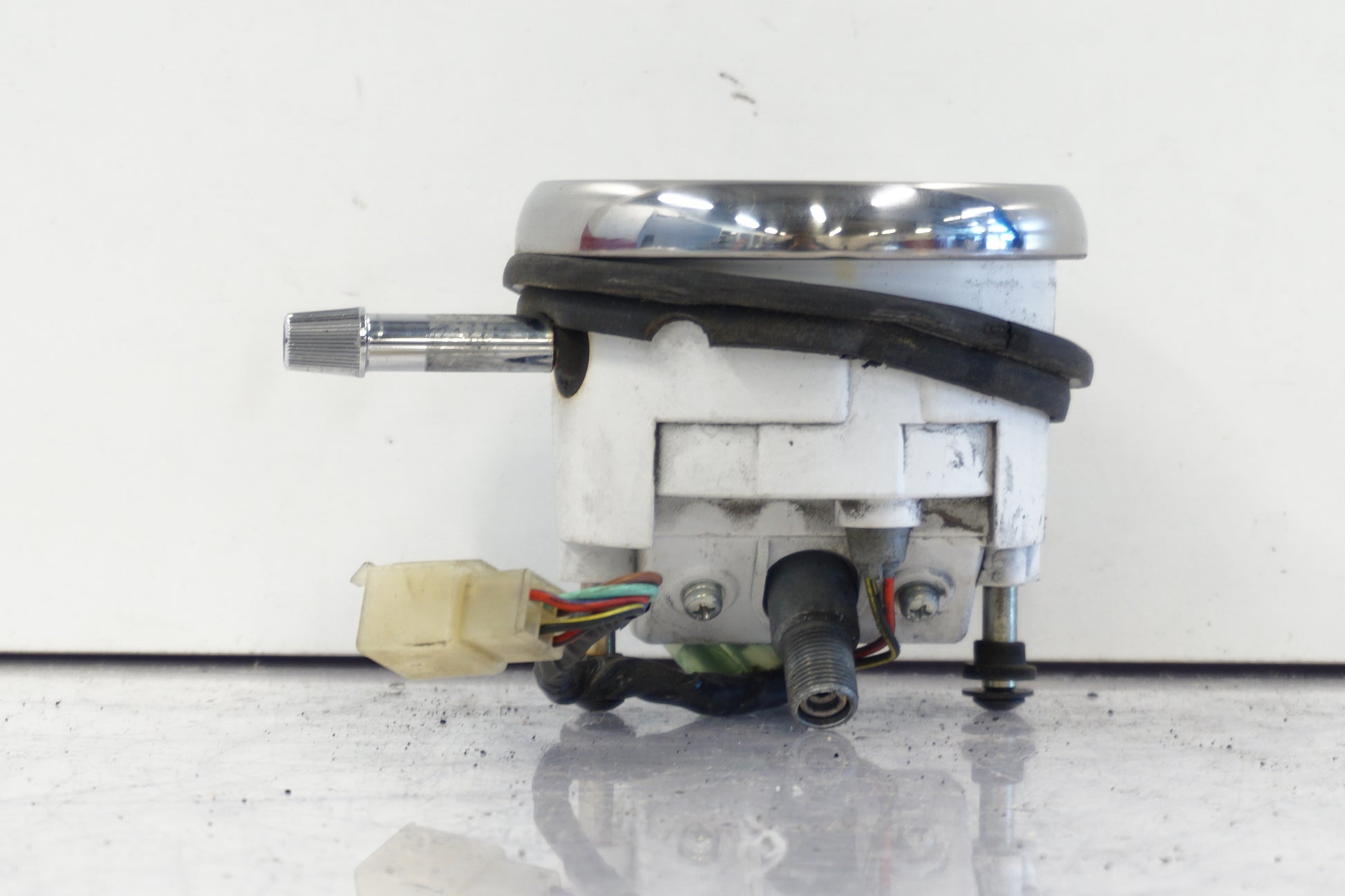 Baksidan på Hastighetsmätare från en Kawasaki VN 800 -1998 motorcykel.