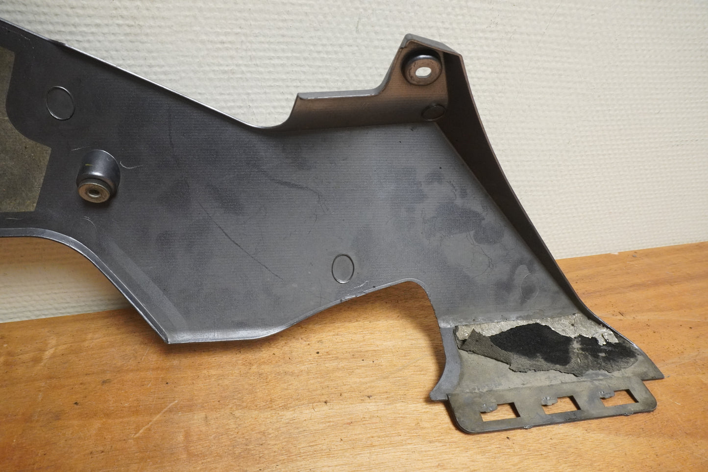 Snett nerifrån på Magkåpa från en Yamaha YZF 1000 R1 -2005 motorcykel.