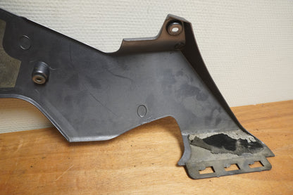 Snett nerifrån på Magkåpa från en Yamaha YZF 1000 R1 -2005 motorcykel.