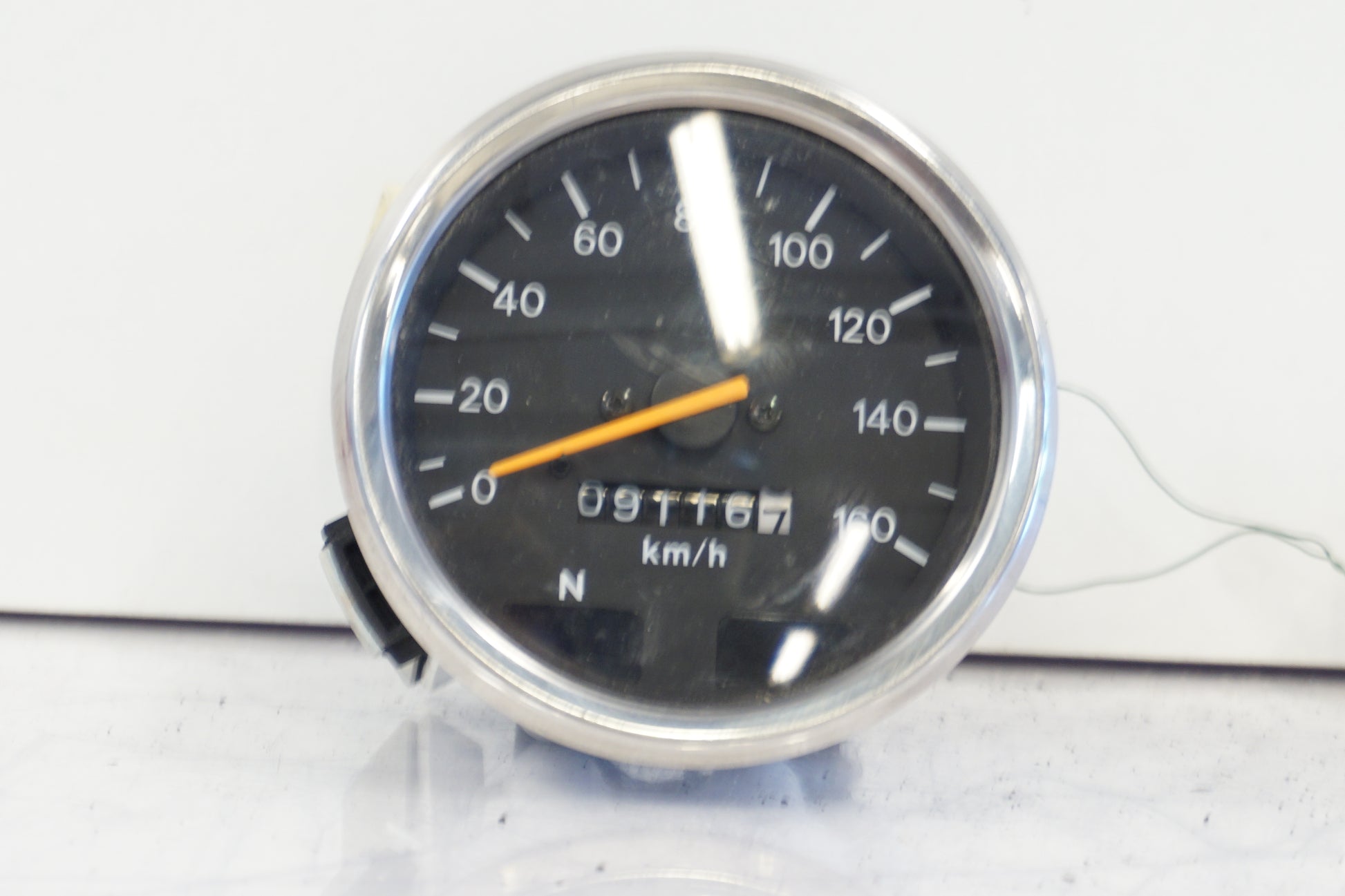 Framsidan på Hastighetsmätare från en Suzuki LS 650 -1998 motorcykel.