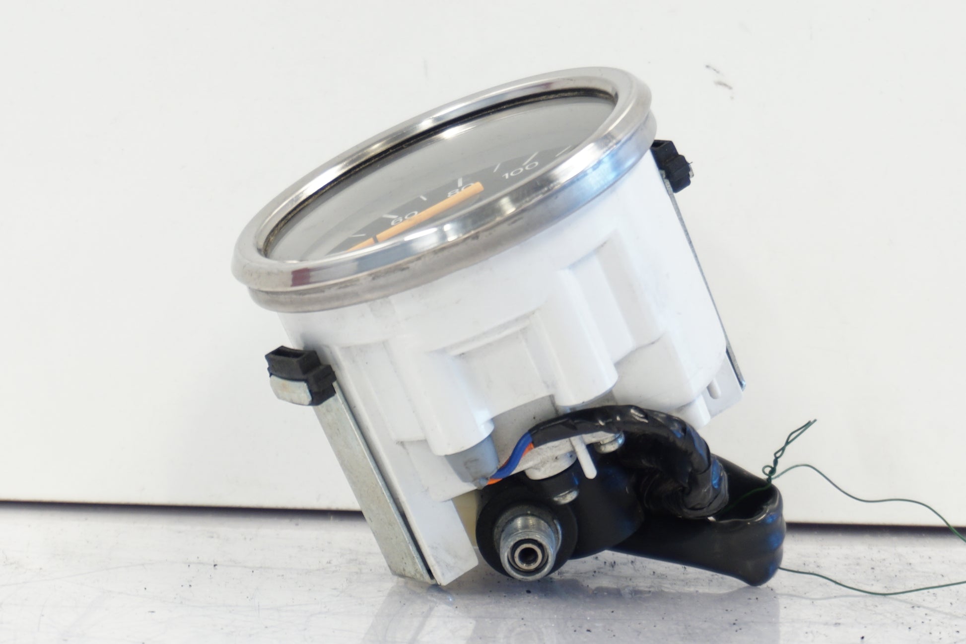 Baksidan på Hastighetsmätare från en Suzuki LS 650 -1998 motorcykel.