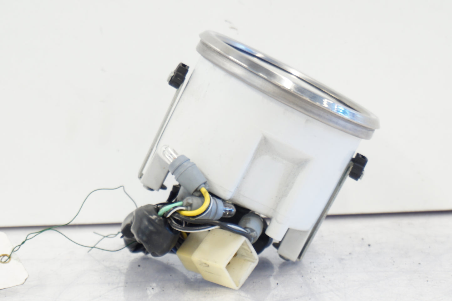 Vänster sida på Hastighetsmätare från en Suzuki LS 650 -1998 motorcykel.