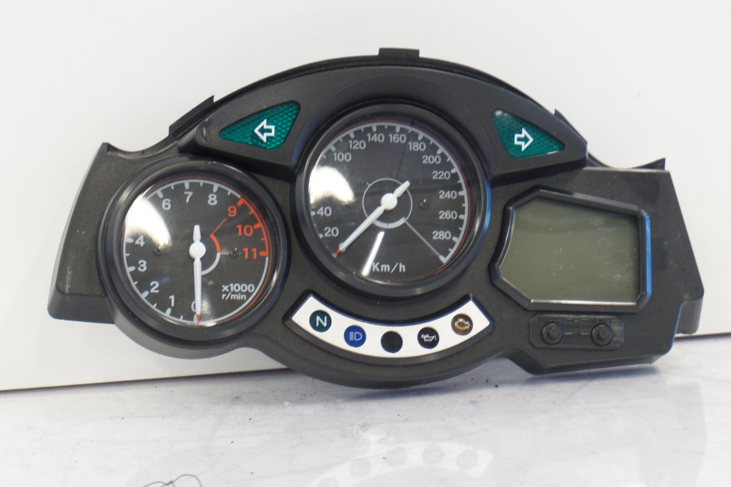 Framsidan på Instrumentpanel från en Yamaha FJR 1300 -2002 motorcykel.