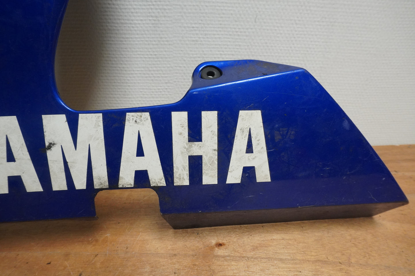 Baksidan på Magkåpa från en Yamaha YZF R6 -2000 motorcykel.