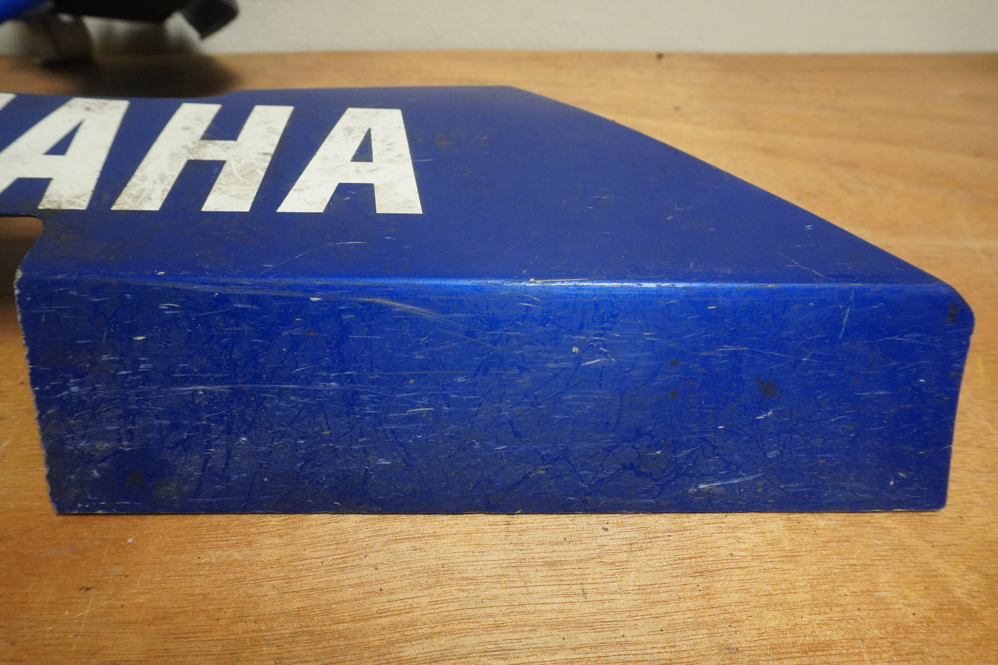 Snett nerifrån på Magkåpa från en Yamaha YZF R6 -2000 motorcykel.