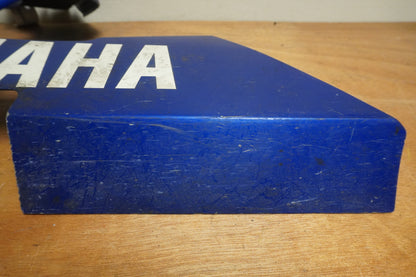 Snett nerifrån på Magkåpa från en Yamaha YZF R6 -2000 motorcykel.