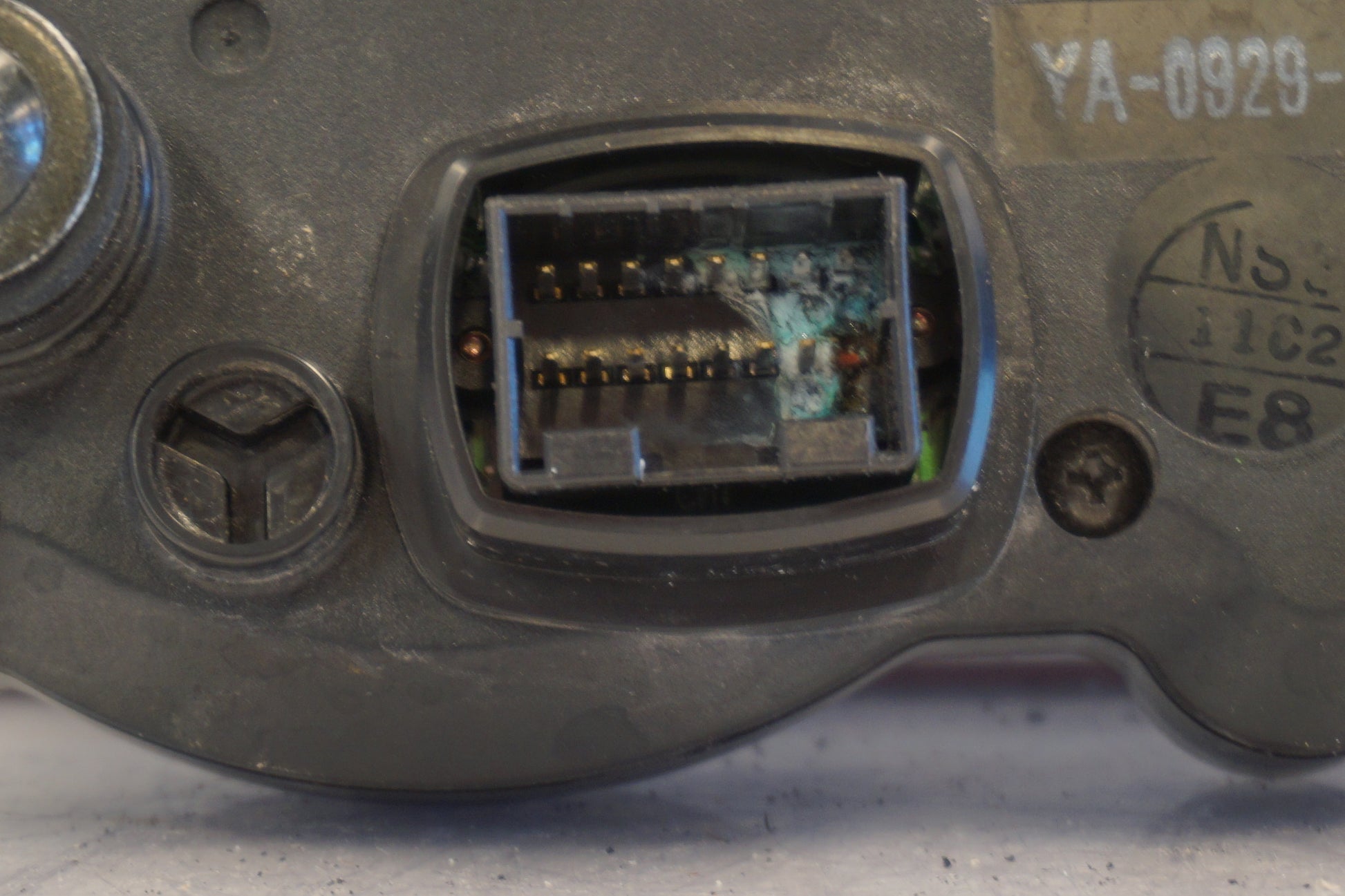 Extrabild1 på Instrumentpanel från en Yamaha YZF R6 -2003 motorcykel.