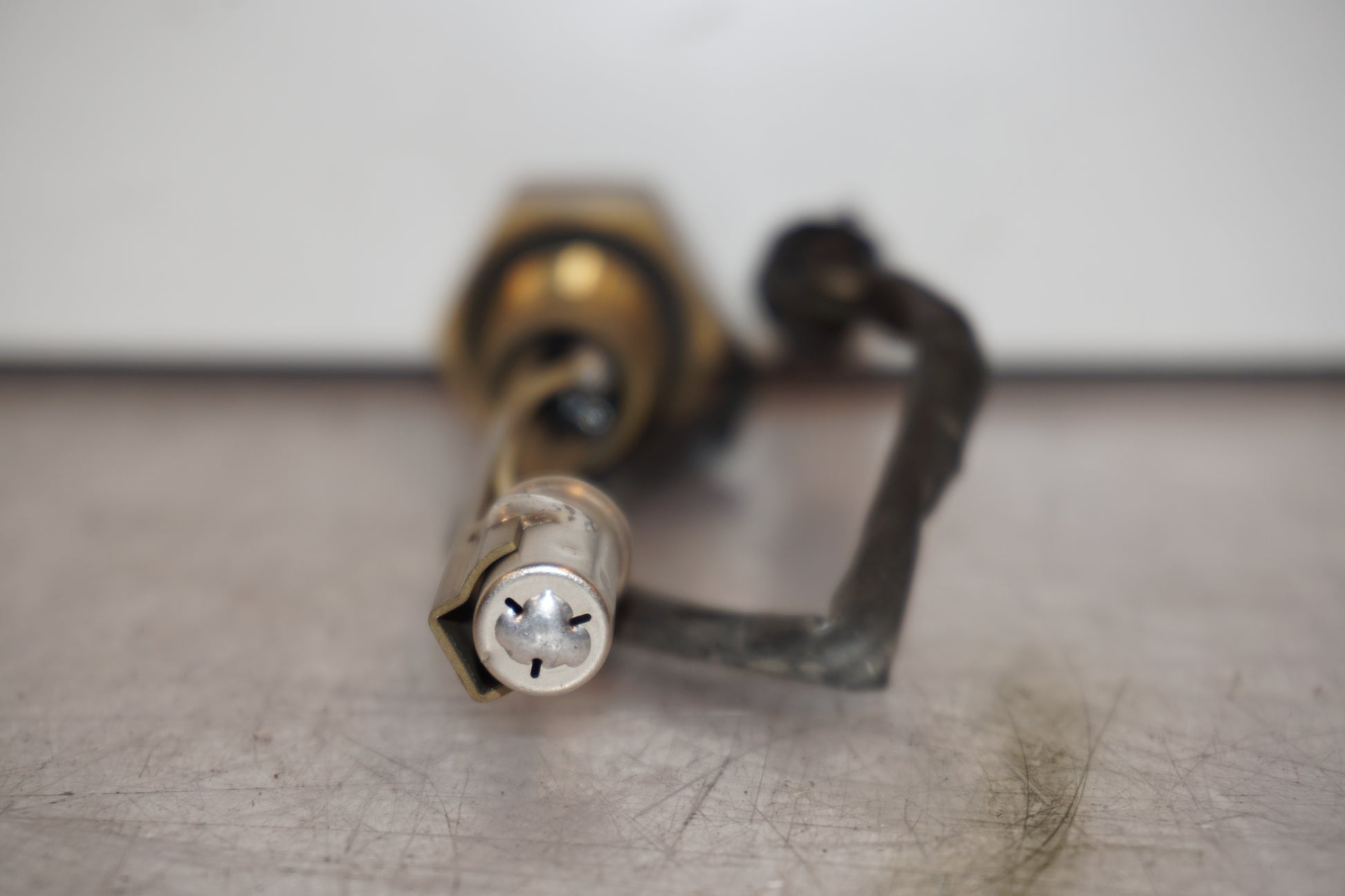 Vänster sida på Bensintankgivare från en Triumph Speed Triple -1997 motorcykel.