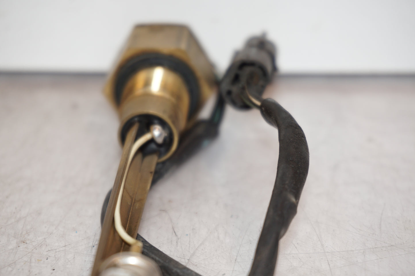 Snett uppifrån på Bensintankgivare från en Triumph Speed Triple -1997 motorcykel.