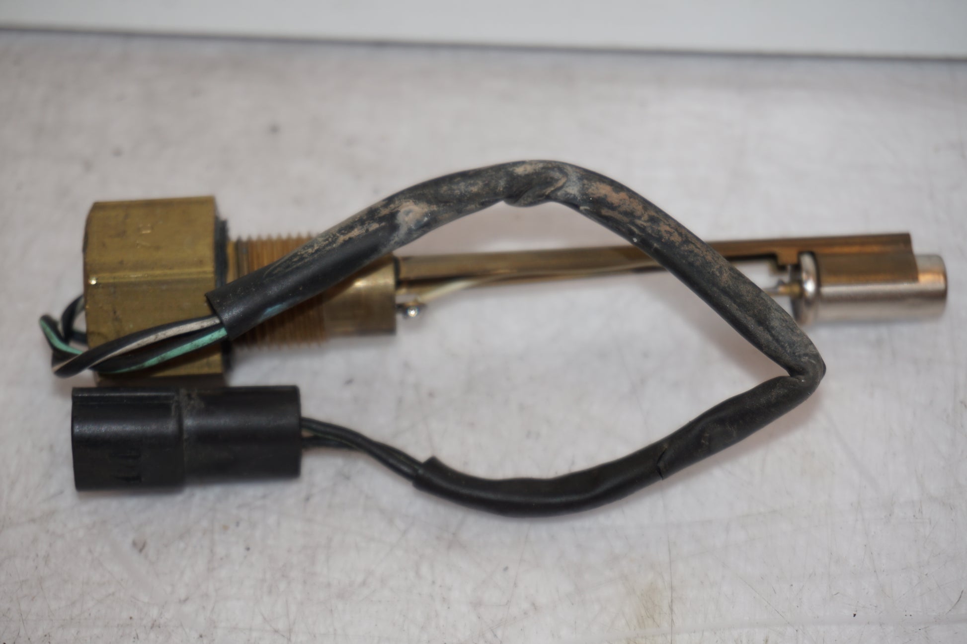 Snett nerifrån på Bensintankgivare från en Triumph Speed Triple -1997 motorcykel.