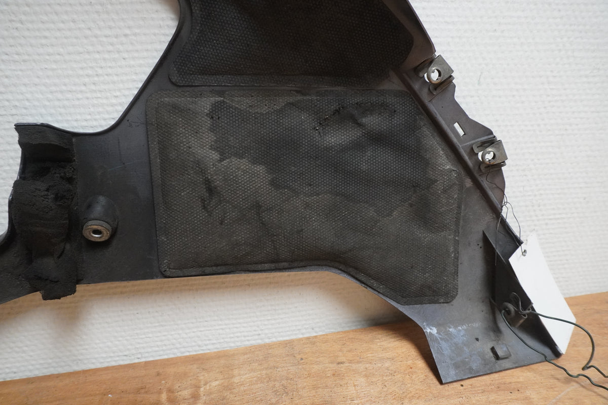 Snett nerifrån på Magkåpa från en Yamaha YZF 1000 R1 -2005 motorcykel.