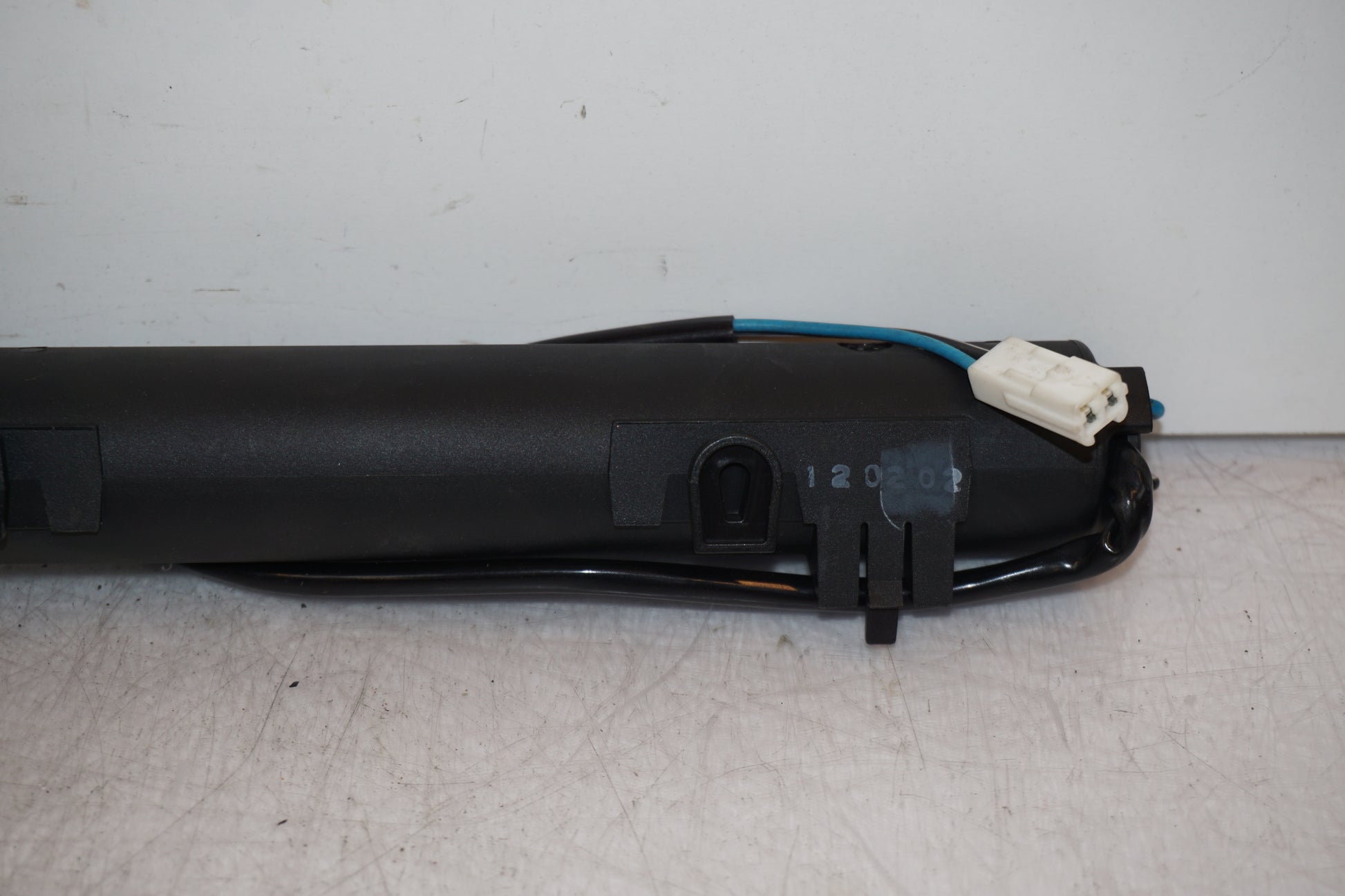 Baksidan på Bensintankgivare från en Triumph Tiger -2012 motorcykel.