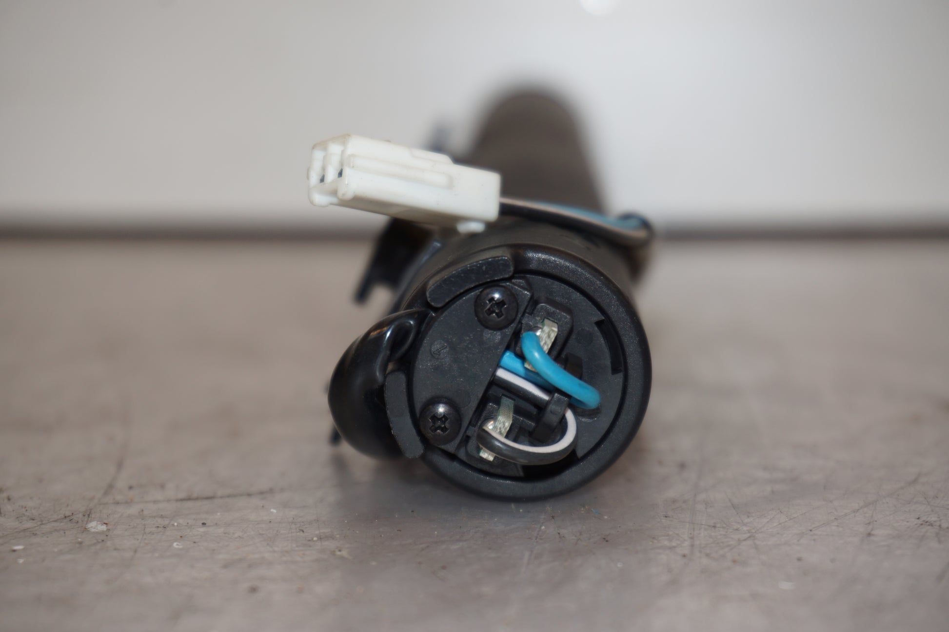 Snett uppifrån på Bensintankgivare från en Triumph Tiger -2012 motorcykel.