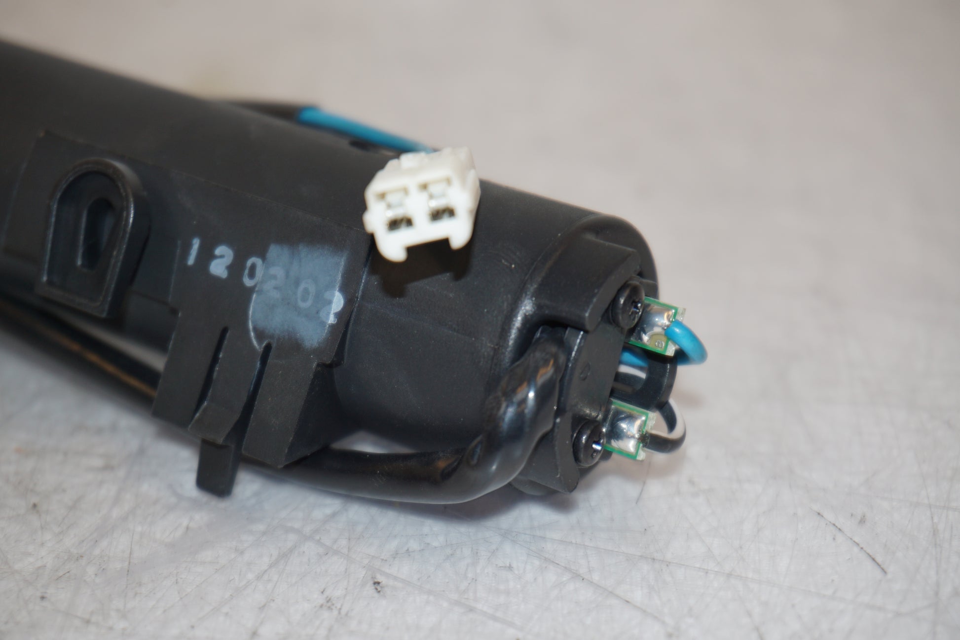 Snett nerifrån på Bensintankgivare från en Triumph Tiger -2012 motorcykel.